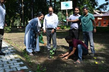 16 जुलाई, 2024 को सीओई-एसएलएम, आईसीएफआरई, देहरादून ने "एक पेड़ माँ के नाम" अभियान के तहत वृक्षारोपण कार्यक्रम का आयोजन किया।
