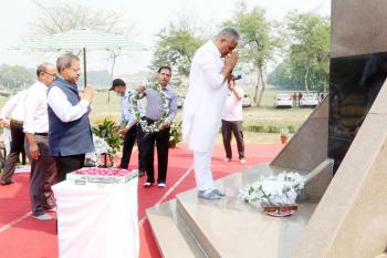 माननीय पर्यावरण एवं वन मंत्री श्री भूपेंद्र यादव ने 29 अप्रैल, 2022 को वन स्मारक, वन अनुसंधान संस्थान, देहरादून में वन शहीदों को पुष्पांजलि अर्पित किया 